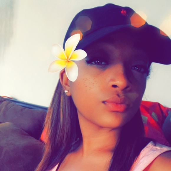 Profile Picture of Bree Washington (@bumbleeebreee) on Poshmark