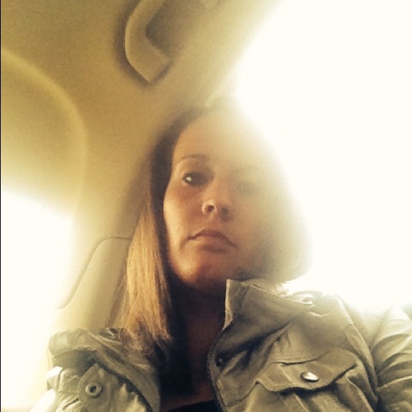 Profile Picture of Brittany Belmer (@bbelmer21) on Poshmark