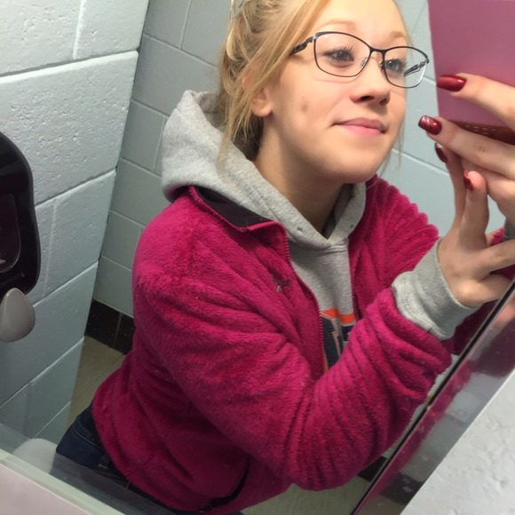 Profile Picture of Skylar Klitzing (@skylarklitzing) on Poshmark