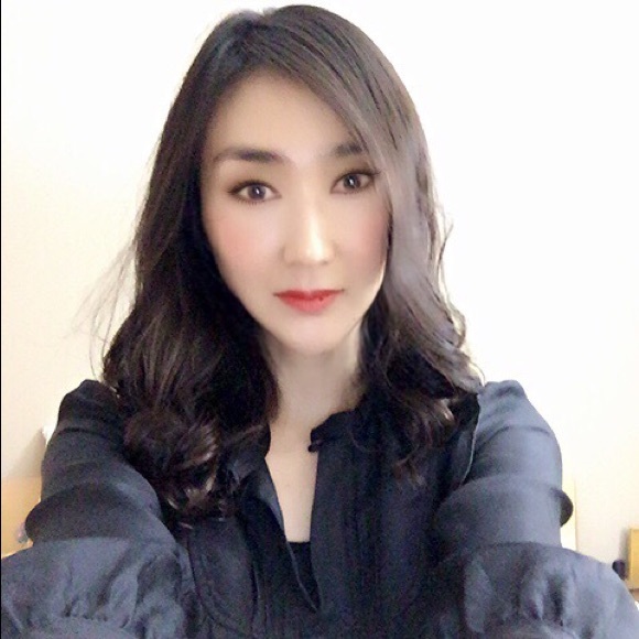 Profile Picture of June Kim (@junijun) on Poshmark