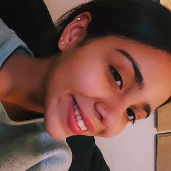 Profile Picture of Kerry Oliveira (@kerryoliveira) on Poshmark
