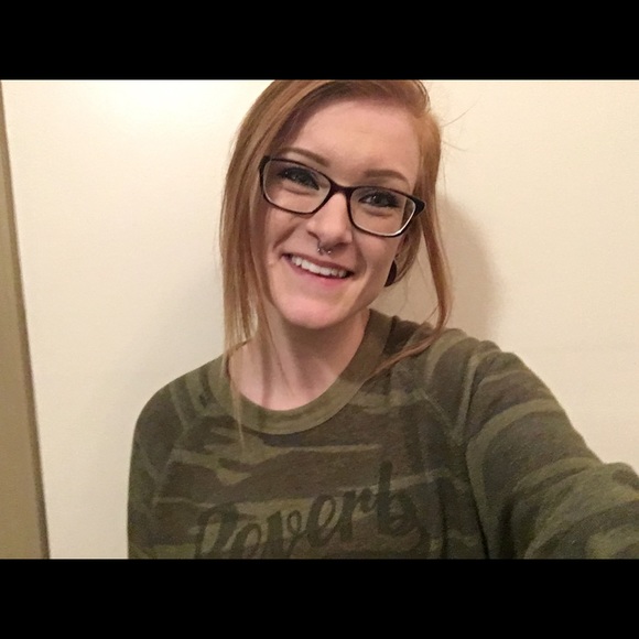 Profile Picture of Alexis Jalowiec (@uhlexiiis) on Poshmark