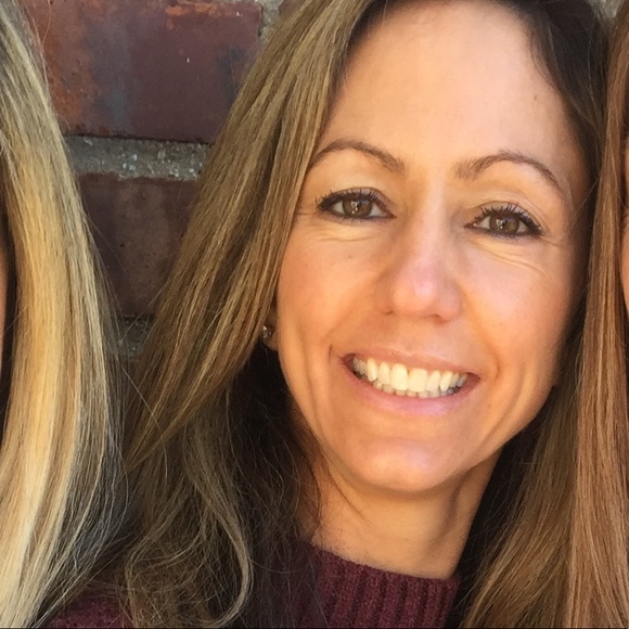 Profile Picture of Danielle Mahlee (@dmahlee) on Poshmark