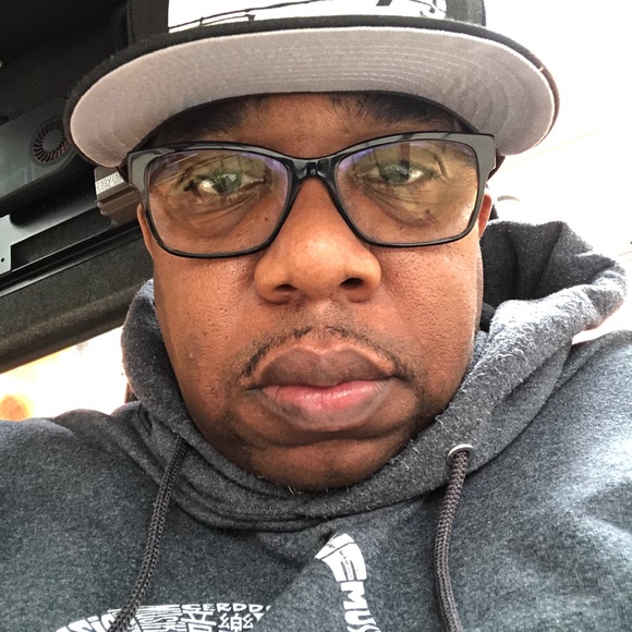 Profile Picture of Warren Ampy (@ampy1867) on Poshmark
