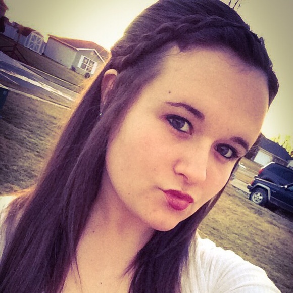 Profile Picture of Alli Keener (@akeen23) on Poshmark