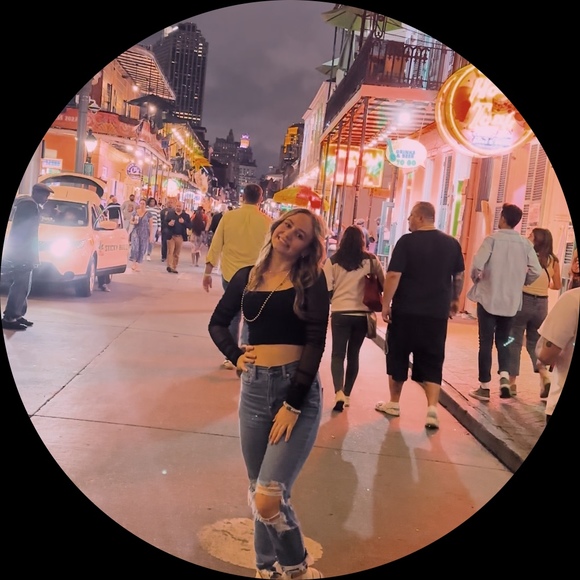 Profile Picture of Leah Poskin (@leahposkin) on Poshmark