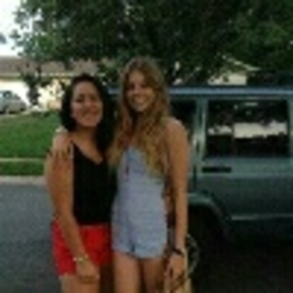 Profile Picture of Sedona Essert (@sedonaess) on Poshmark