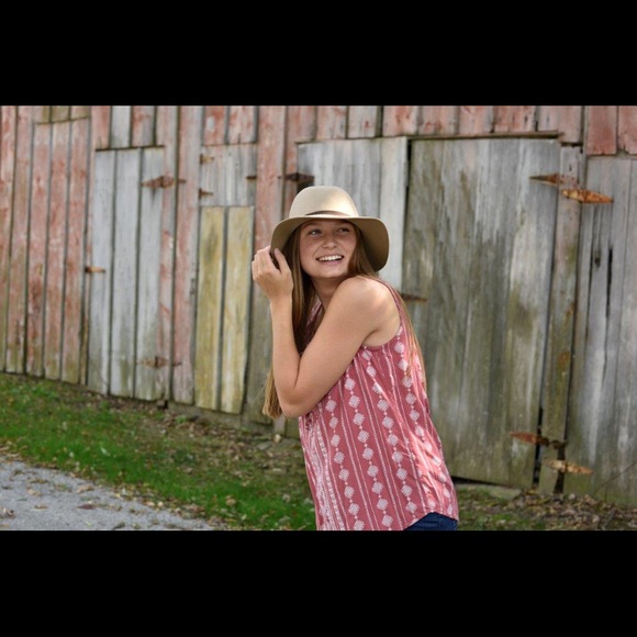 Profile Picture of Alison Hannah (@ali_hannah) on Poshmark