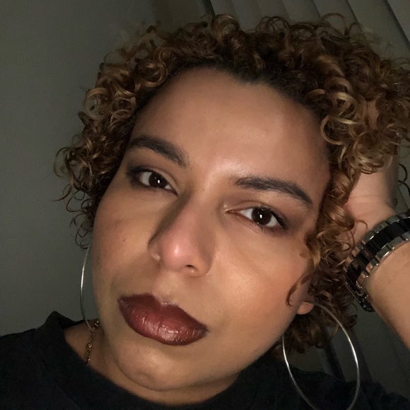 Profile Picture of Crystal Rosado (@rosadocrystal) on Poshmark