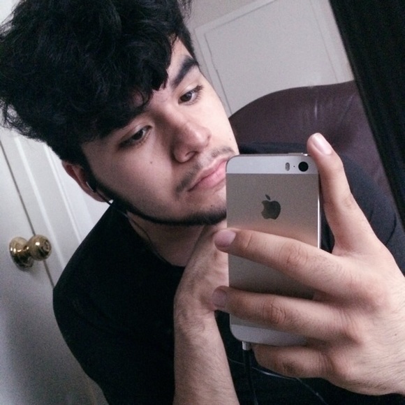 Profile Picture of Saul Bordeaux (@sxulll) on Poshmark