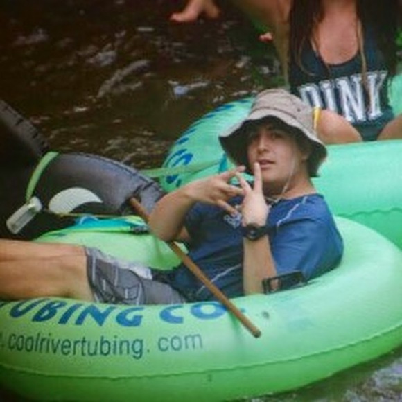 Profile Picture of Michael Rosales (@mikear198) on Poshmark