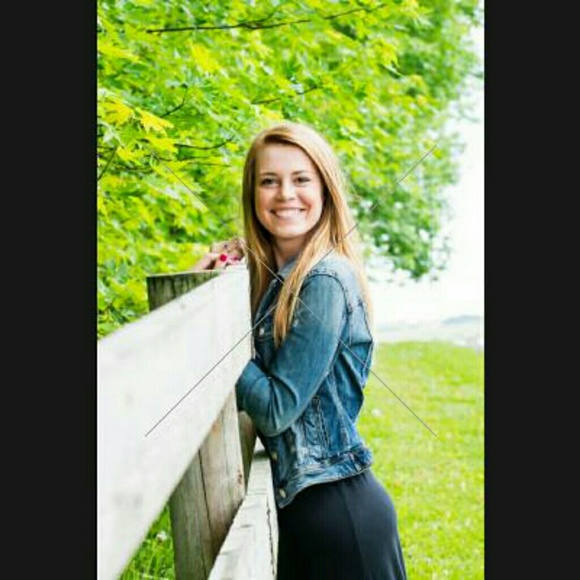 Profile Picture of Alexa Lensing (@alexalensing) on Poshmark