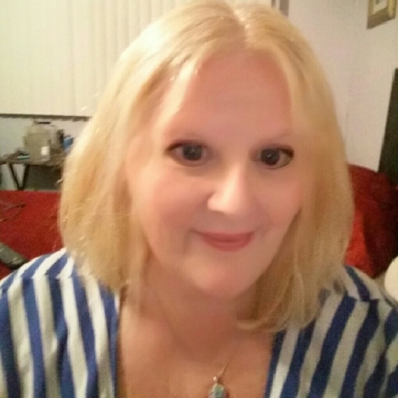 Profile Picture of Ruth Shullick (@rshullick) on Poshmark