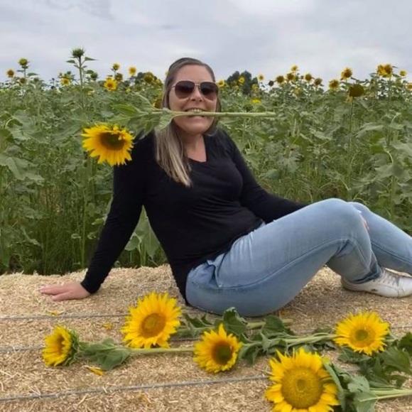 Profile Picture of Kasey Card (@kaseycard) on Poshmark