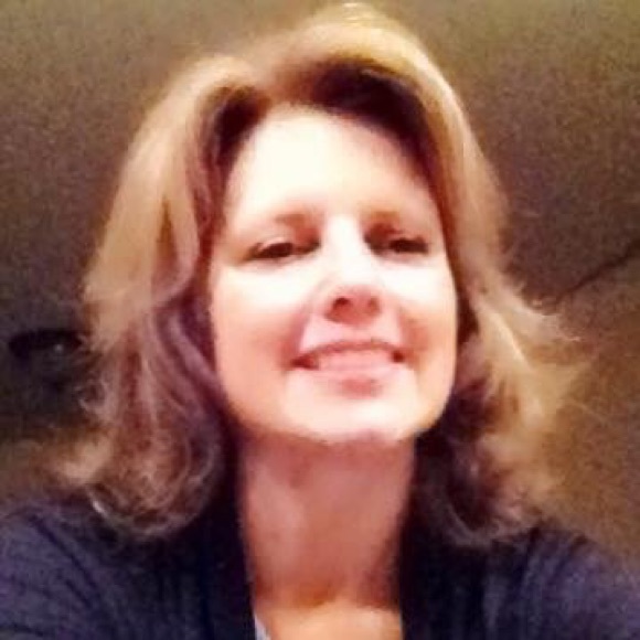 Profile Picture of Theresa Laizer (@talaizer) on Poshmark