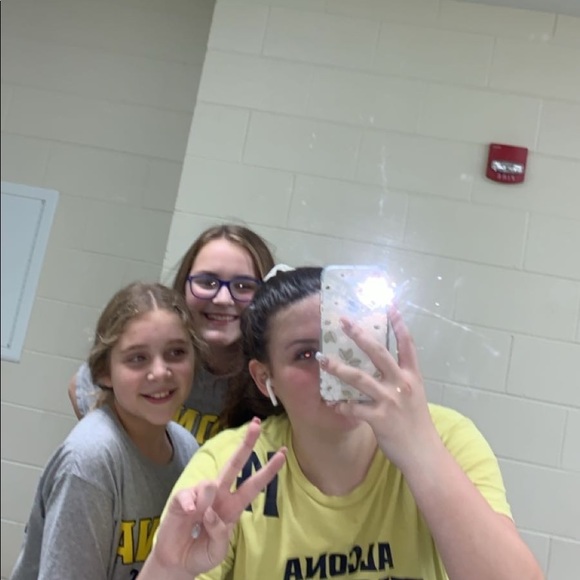 Profile Picture of Taylor Lafave (@taylorlafave) on Poshmark