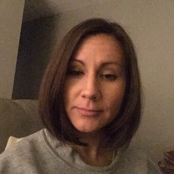 Profile Picture of Lisa Sharpe (@hopeunswerving) on Poshmark