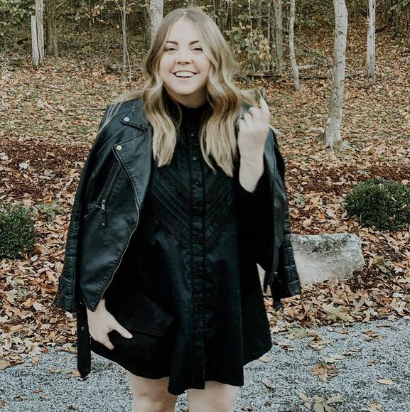 Profile Picture of Melissa Olshavsky (@melissaleeo) on Poshmark