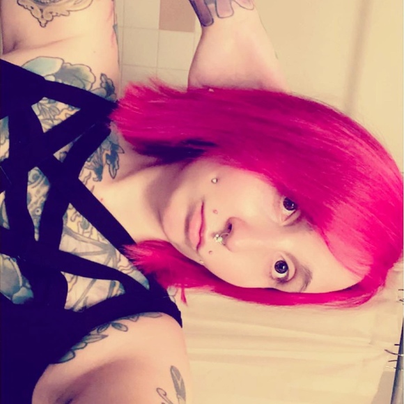 Profile Picture of Rachel Obrist (@creepcutebat) on Poshmark