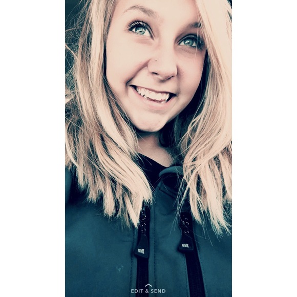 Profile Picture of Skylar Richardson (@skylar13faye) on Poshmark