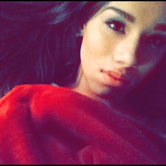 Profile Picture of Onnika Cohenour (@onnie5) on Poshmark