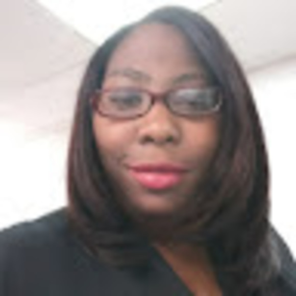 Profile Picture of Andrea Mathis (@vereasecia) on Poshmark