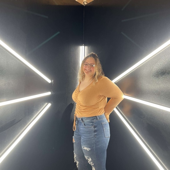 Profile Picture of Aubree Kayler (@ahelene_a) on Poshmark