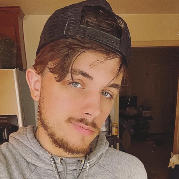 Profile Picture of Austin Harrison (@austinharris927) on Poshmark