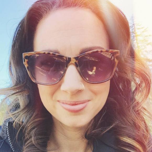 Profile Picture of Veronica Moody (@veronica_moody) on Poshmark