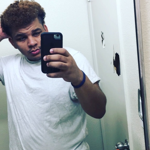 Profile Picture of Gary Vaughn (@garyvaughn730) on Poshmark