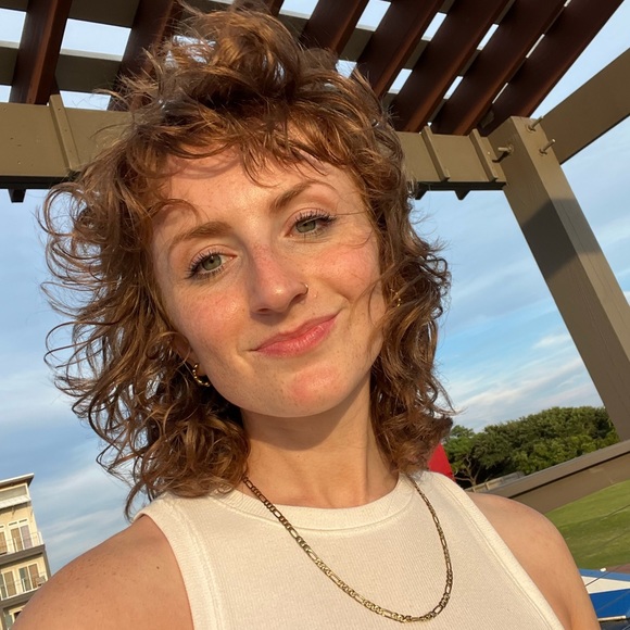 Profile Picture of Amanda Glatter (@alglatter) on Poshmark
