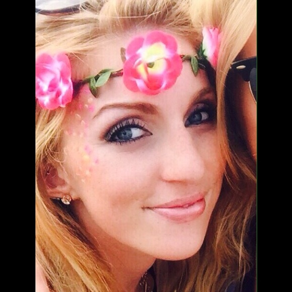 Profile Picture of Amanda Wade (@amandaj1890) on Poshmark