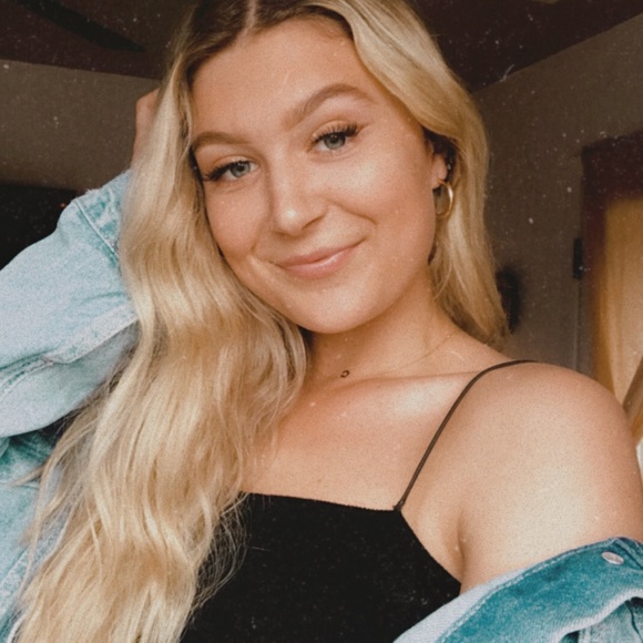 Profile Picture of Carly Baldwin (@carlyybaldwin) on Poshmark