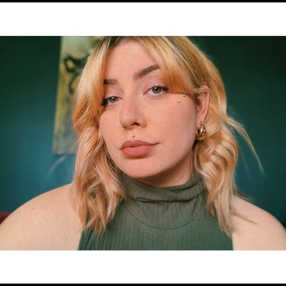 Profile Picture of Chloe Schwartz (@chloerschwartz) on Poshmark