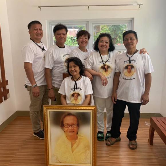 Profile Picture of Luz Singson ondevilla (@luz196080) on Poshmark