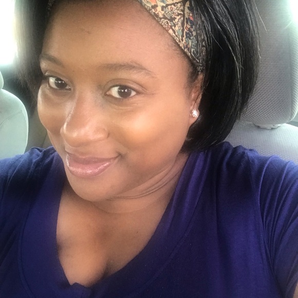 Profile Picture of Adrienne Edwards (@adrienneduck) on Poshmark