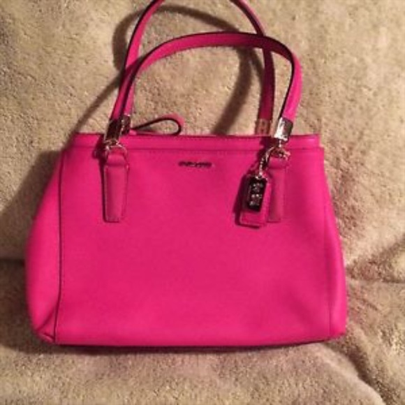 Profile Picture of Sara Hall (@sarajoy77) on Poshmark