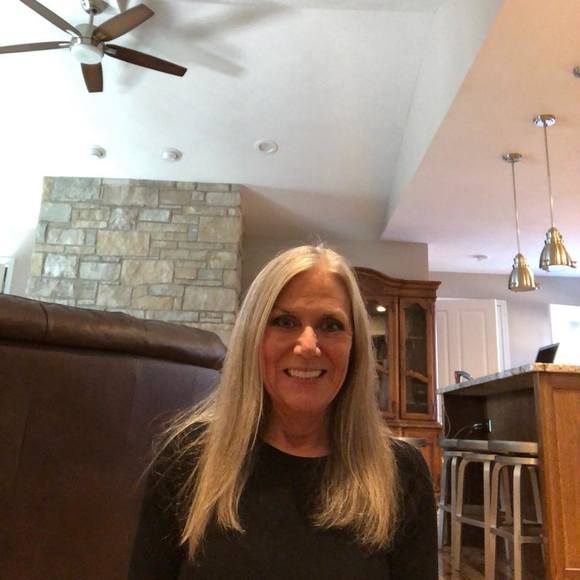 Profile Picture of Lisa Beckmann (@cya2001) on Poshmark