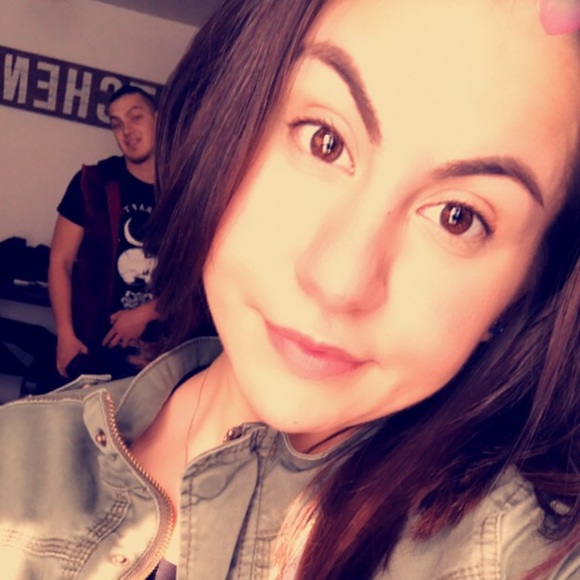 Profile Picture of Crystal Stakemann (@cstakemann) on Poshmark