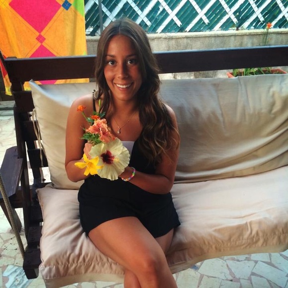 Profile Picture of Danielle Pizzirusso (@dpizzirusso) on Poshmark