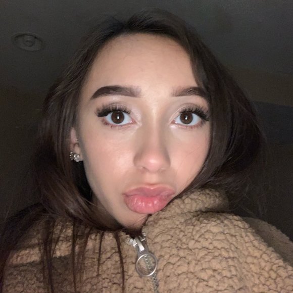 Profile Picture of Zoe Phommachit (@zoeeephooo_) on Poshmark