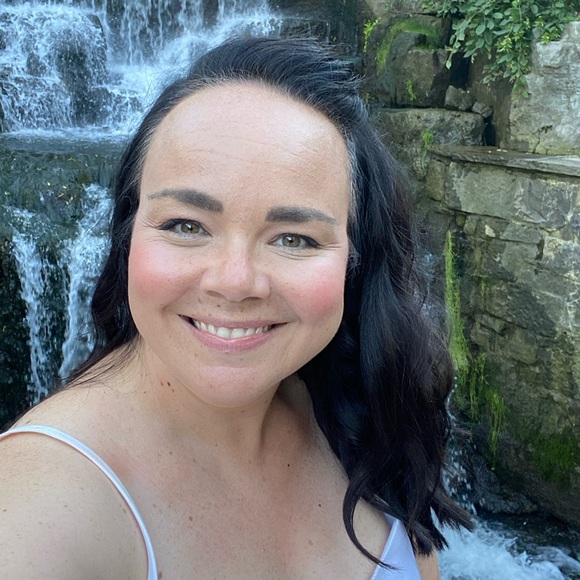 Profile Picture of Carmi Mooser (@carmimooser) on Poshmark