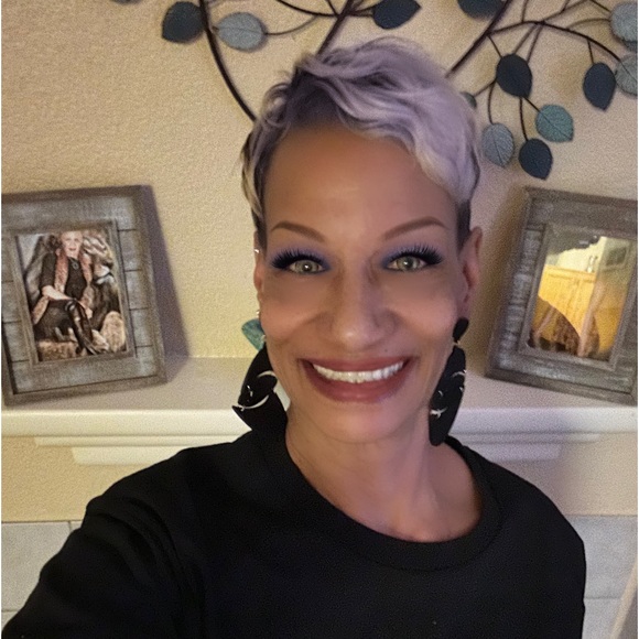 Profile Picture of Hjordis Corbin-ellis (@hjordisellis) on Poshmark