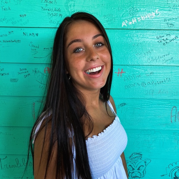 Profile Picture of Julianna Debortoli (@jdebortoli) on Poshmark