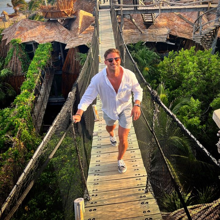 Profile Picture of Alex Hollway (@redwinethinker) on Tiktok