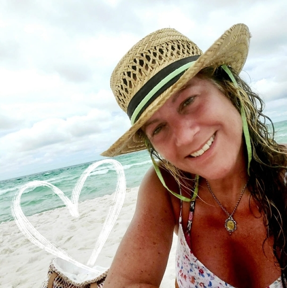 Profile Picture of Lori Shavitz (@lkshavitz) on Poshmark