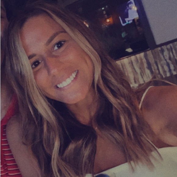 Profile Picture of Joely Burgess (@joelyburgess) on Poshmark