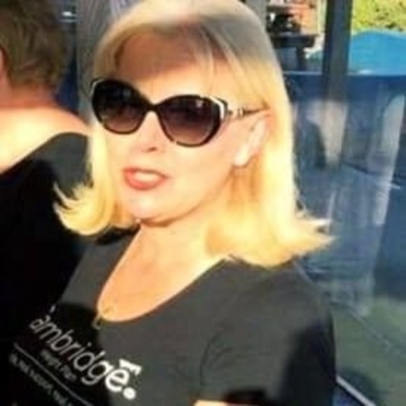 Profile Picture of Rosemary Hull (@rosemaryhull) on Poshmark