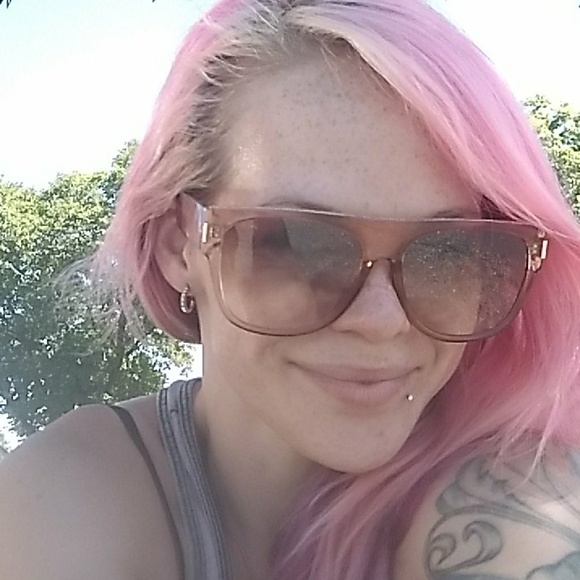 Profile Picture of Kyle Hix (@shanni3121) on Poshmark