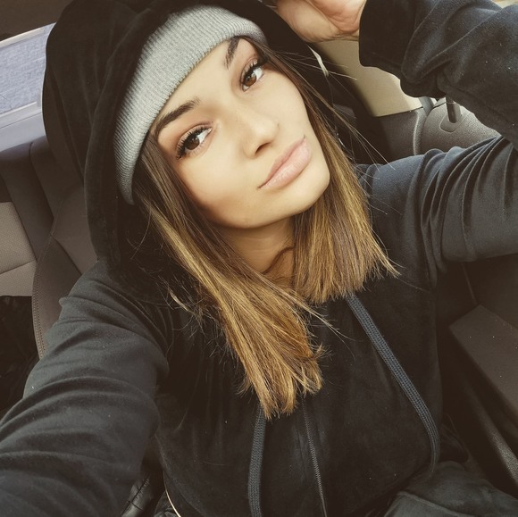 Profile Picture of Vanessa HÃ©tu (@vanessasasa1995) on Poshmark